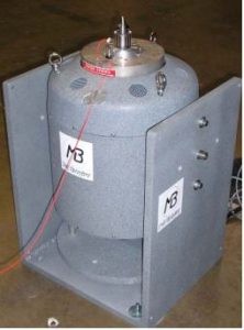 电磁模态激振器